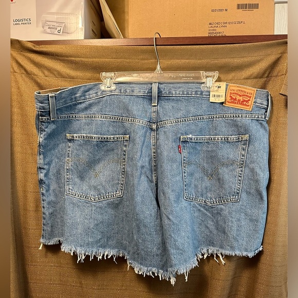 NWT Levi's Women's High Waisted Mom Shorts Distressed Size 26W - Picture 5 of 5